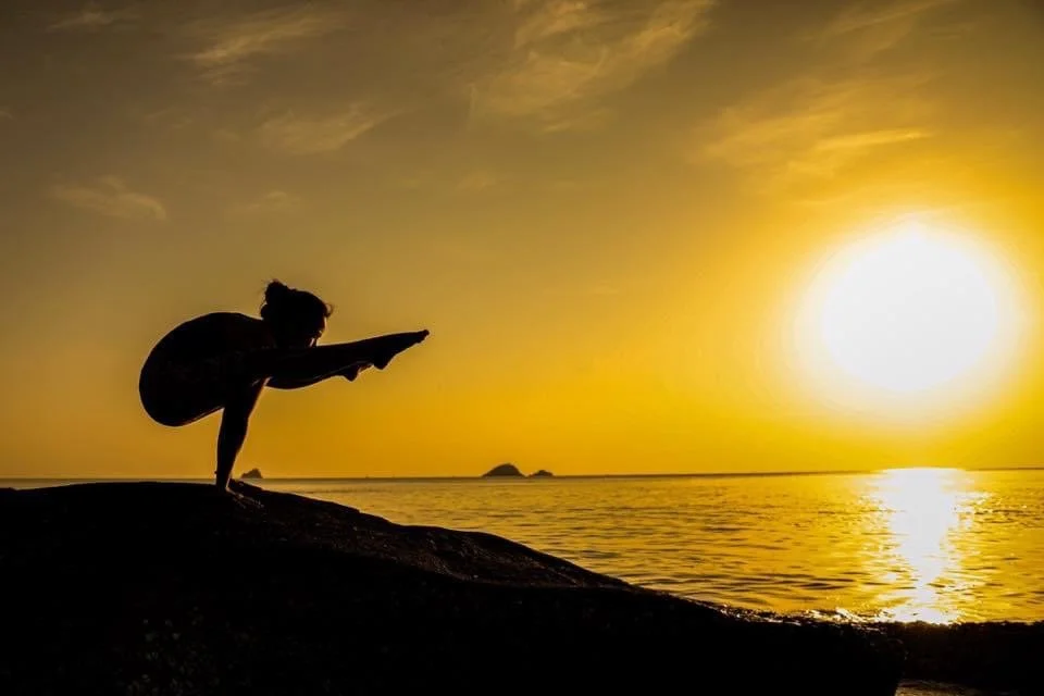 Yoga beach titibasana